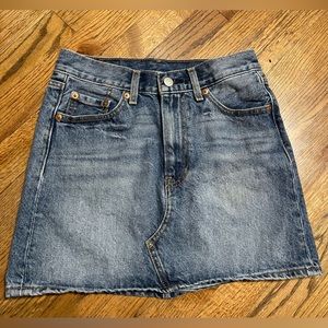 Levi’s denim mini skirt | SZ 25, med wash 🩷